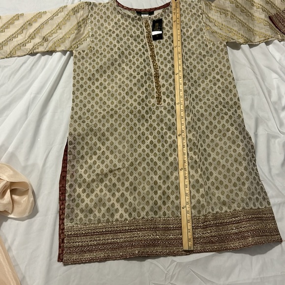 Kurta kameez red Duppatta off-white gold red silk type fabric. Size L. New - Picture 7 of 16